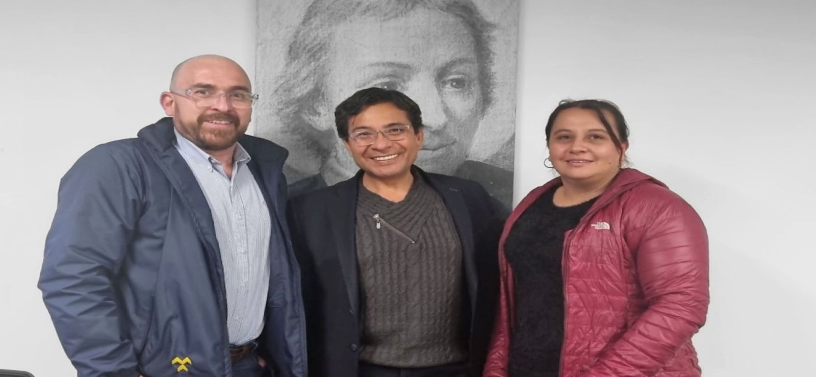 Nuestra estudiante, la profesora Diana Lara, comparte con el profesor Luis E. Vásquez y el decano de la Facultad, profesor Diego Barragán, en las instalaciones de la Facultad.